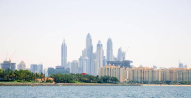 Dubai, BAE Birleşik Arap Emirlikleri - 29 Mayıs 2022: Palm Jumeirah in ve Dubai Marina gökdelenlerinde yeni lüks su önü villaları.