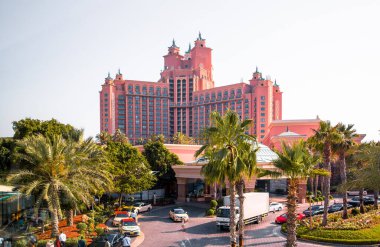 Dubai, BAE Birleşik Arap Emirlikleri - 29 Mayıs 2022: Aquaventure Su Parkı, Neptün Kulesi ve havuzda oynayan insanların görüntüsü. Atlantis Palm, BAE 'nin Palm Jumeirah' ında yer alır..