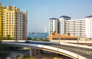 Dubai, BAE Birleşik Arap Emirlikleri - 29 Mayıs 2022: Palm Jumeirah tek raylı treni istasyona varıyor