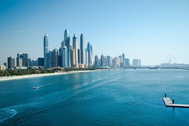 Dubai, BAE Birleşik Arap Emirlikleri - 29 Mayıs 2022: Günbatımında Dubai Marina gökdelenlerinin panoramik manzarası, günbatımında modern mimari