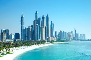 Dubai, BAE Birleşik Arap Emirlikleri - 29 Mayıs 2022: Günbatımında Dubai Marina gökdelenlerinin panoramik manzarası, günbatımında modern mimari