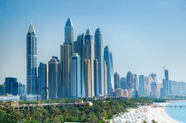 Dubai, BAE Birleşik Arap Emirlikleri - 29 Mayıs 2022: Günbatımında Dubai Marina gökdelenlerinin panoramik manzarası, günbatımında modern mimari