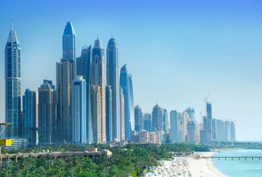 Dubai, BAE Birleşik Arap Emirlikleri - 29 Mayıs 2022: Günbatımında Dubai Marina gökdelenlerinin panoramik manzarası, günbatımında modern mimari