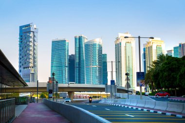 Dubai, BAE Birleşik Arap Emirlikleri - 29 Mayıs 2022: Palm Jumeirah tek raylı treni istasyona varıyor