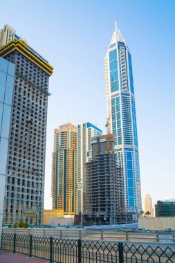 Dubai, BAE Birleşik Arap Emirlikleri - 29 Mayıs 2022: Günbatımında Dubai Marina gökdelenlerinin panoramik manzarası, günbatımında modern mimari