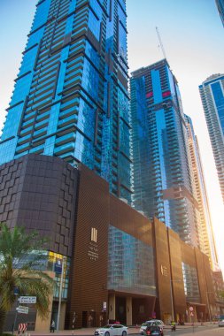 Dubai, BAE Birleşik Arap Emirlikleri - 29 Mayıs 2022: Günbatımında Dubai Marina gökdelenlerinin panoramik manzarası, günbatımında modern mimari