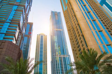 Dubai, BAE Birleşik Arap Emirlikleri - 29 Mayıs 2022: Günbatımında Dubai Marina gökdelenlerinin panoramik manzarası, günbatımında modern mimari