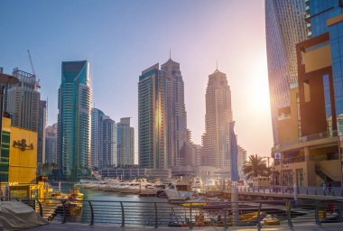 Dubai, BAE Birleşik Arap Emirlikleri - 29 Mayıs 2022: Günbatımında Dubai Marina gökdelenlerinin panoramik manzarası, günbatımında modern mimari