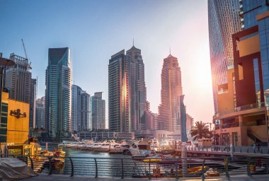 Dubai, BAE Birleşik Arap Emirlikleri - 29 Mayıs 2022: Günbatımında Dubai Marina gökdelenlerinin panoramik manzarası, günbatımında modern mimari