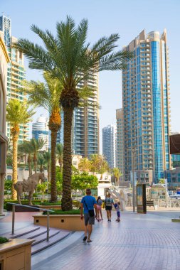 Dubai, BAE Birleşik Arap Emirlikleri - 29 Mayıs 2022: Günbatımında Dubai Marina gökdelenlerinin panoramik manzarası, günbatımında modern mimari