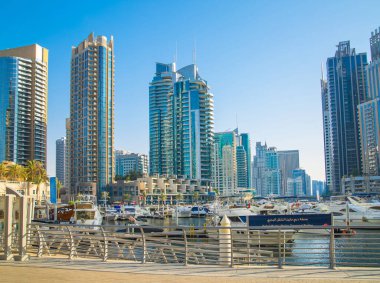 Dubai, BAE Birleşik Arap Emirlikleri - 29 Mayıs 2022: Günbatımında Dubai Marina gökdelenlerinin panoramik manzarası, günbatımında modern mimari