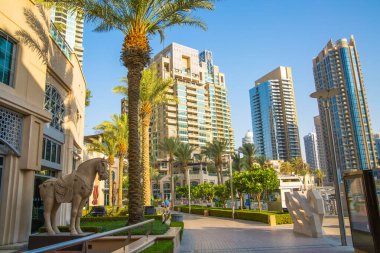 Dubai, BAE Birleşik Arap Emirlikleri - 29 Mayıs 2022: Günbatımında Dubai Marina gökdelenlerinin panoramik manzarası, günbatımında modern mimari