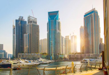 Dubai, BAE Birleşik Arap Emirlikleri - 29 Mayıs 2022: Günbatımında Dubai Marina gökdelenlerinin panoramik manzarası, günbatımında modern mimari