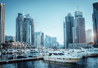 Dubai, BAE Birleşik Arap Emirlikleri - 29 Mayıs 2022: Gün batımında Dubai Marina gökdelenlerinin panoramik manzarası. Gökdelenler, günbatımında modern mimari