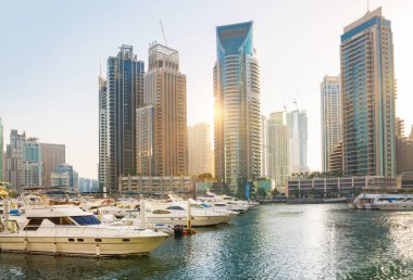 Dubai, BAE Birleşik Arap Emirlikleri - 29 Mayıs 2022: Gün batımında Dubai Marina gökdelenlerinin panoramik manzarası. Gökdelenler, günbatımında modern mimari