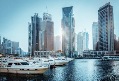 Dubai, BAE Birleşik Arap Emirlikleri - 29 Mayıs 2022: Gün batımında Dubai Marina gökdelenlerinin panoramik manzarası. Gökdelenler, günbatımında modern mimari