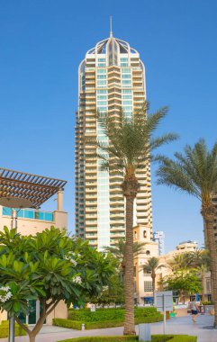 Dubai, BAE Birleşik Arap Emirlikleri - 29 Mayıs 2022: Gün batımında Dubai Marina gökdelenlerinin panoramik manzarası. Gökdelenler, günbatımında modern mimari