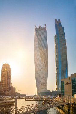 Dubai, BAE Birleşik Arap Emirlikleri - 29 Mayıs 2022: Gün batımında Dubai Marina gökdelenlerinin panoramik manzarası. Gökdelenler, günbatımında modern mimari