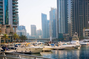 Dubai, BAE Birleşik Arap Emirlikleri - 29 Mayıs 2022: Gün batımında Dubai Marina gökdelenlerinin panoramik manzarası. Gökdelenler, günbatımında modern mimari