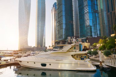 Dubai, BAE Birleşik Arap Emirlikleri - 29 Mayıs 2022: Gün batımında Dubai Marina gökdelenlerinin panoramik manzarası. Gökdelenler, günbatımında modern mimari