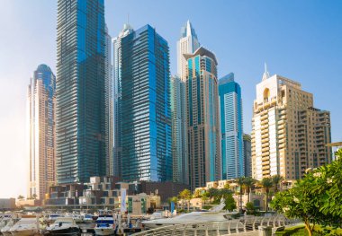 Dubai, BAE Birleşik Arap Emirlikleri - 29 Mayıs 2022: Gün batımında Dubai Marina gökdelenlerinin panoramik manzarası. Gökdelenler, günbatımında modern mimari