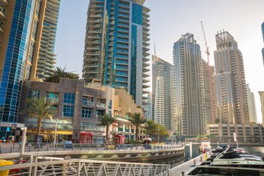 Dubai, BAE Birleşik Arap Emirlikleri - 29 Mayıs 2022: Gün batımında Dubai Marina gökdelenlerinin panoramik manzarası. Gökdelenler, günbatımında modern mimari