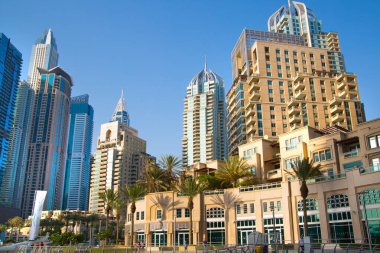 Dubai, BAE Birleşik Arap Emirlikleri - 29 Mayıs 2022: Gün batımında Dubai Marina gökdelenlerinin panoramik manzarası. Gökdelenler, günbatımında modern mimari