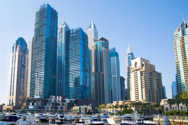 Dubai, BAE Birleşik Arap Emirlikleri - 29 Mayıs 2022: Gün batımında Dubai Marina gökdelenlerinin panoramik manzarası. Gökdelenler, günbatımında modern mimari
