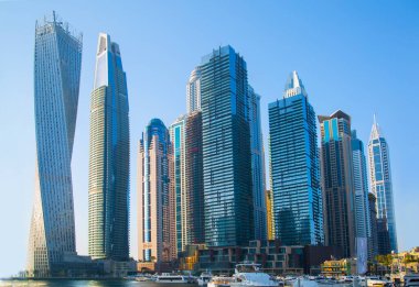 Dubai, BAE Birleşik Arap Emirlikleri - 29 Mayıs 2022: Gün batımında Dubai Marina gökdelenlerinin panoramik manzarası. Gökdelenler, günbatımında modern mimari