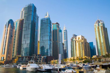 Dubai, BAE Birleşik Arap Emirlikleri - 29 Mayıs 2022: Gün batımında Dubai Marina gökdelenlerinin panoramik manzarası. Gökdelenler, günbatımında modern mimari