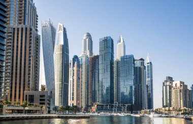 Dubai, BAE Birleşik Arap Emirlikleri - 29 Mayıs 2022: Günbatımında Dubai Marina gökdelenlerinin panoramik manzarası, günbatımında modern mimari