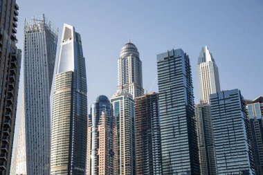 Dubai, BAE Birleşik Arap Emirlikleri - 29 Mayıs 2022: Günbatımında Dubai Marina gökdelenlerinin panoramik manzarası, günbatımında modern mimari