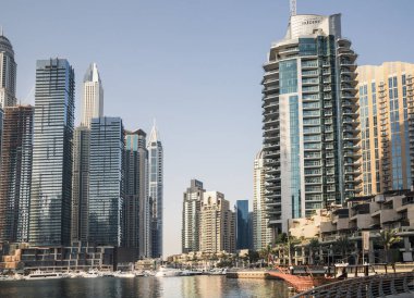 Dubai, BAE Birleşik Arap Emirlikleri - 29 Mayıs 2022: Günbatımında Dubai Marina gökdelenlerinin panoramik manzarası, günbatımında modern mimari