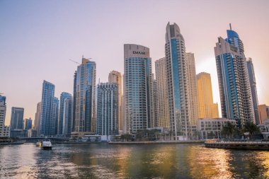 Dubai, BAE Birleşik Arap Emirlikleri - 29 Mayıs 2022: Günbatımında Dubai Marina gökdelenlerinin panoramik manzarası, günbatımında modern mimari
