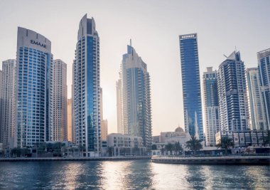 Dubai, BAE Birleşik Arap Emirlikleri - 29 Mayıs 2022: Günbatımında Dubai Marina gökdelenlerinin panoramik manzarası, günbatımında modern mimari
