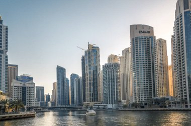 Dubai, BAE Birleşik Arap Emirlikleri - 29 Mayıs 2022: Günbatımında Dubai Marina gökdelenlerinin panoramik manzarası, günbatımında modern mimari