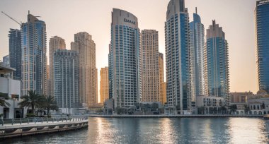 Dubai, BAE Birleşik Arap Emirlikleri - 29 Mayıs 2022: Günbatımında Dubai Marina gökdelenlerinin panoramik manzarası, günbatımında modern mimari