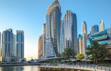 Dubai, BAE Birleşik Arap Emirlikleri - 29 Mayıs 2022: Günbatımında Dubai Marina gökdelenlerinin panoramik manzarası, günbatımında modern mimari