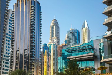Dubai, BAE Birleşik Arap Emirlikleri - 29 Mayıs 2022: Günbatımında Dubai Marina gökdelenlerinin panoramik manzarası, günbatımında modern mimari