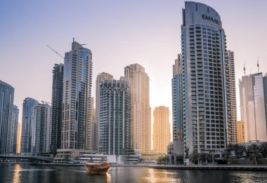 Dubai, BAE Birleşik Arap Emirlikleri - 29 Mayıs 2022: Günbatımında Dubai Marina gökdelenlerinin panoramik manzarası, günbatımında modern mimari