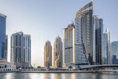 Dubai, BAE Birleşik Arap Emirlikleri - 29 Mayıs 2022: Günbatımında Dubai Marina gökdelenlerinin panoramik manzarası, günbatımında modern mimari