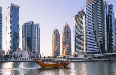 Dubai, BAE Birleşik Arap Emirlikleri - 29 Mayıs 2022: Günbatımında Dubai Marina gökdelenlerinin panoramik manzarası, günbatımında modern mimari