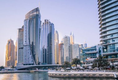 Dubai, BAE Birleşik Arap Emirlikleri - 29 Mayıs 2022: Günbatımında Dubai Marina gökdelenlerinin panoramik manzarası, günbatımında modern mimari