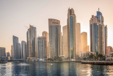Dubai, BAE Birleşik Arap Emirlikleri - 29 Mayıs 2022: Günbatımında Dubai Marina gökdelenlerinin panoramik manzarası, günbatımında modern mimari