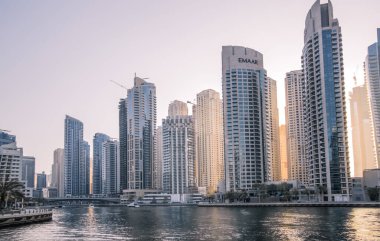 Dubai, BAE Birleşik Arap Emirlikleri - 29 Mayıs 2022: Günbatımında Dubai Marina gökdelenlerinin panoramik manzarası, günbatımında modern mimari