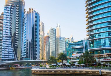 Dubai, BAE Birleşik Arap Emirlikleri - 29 Mayıs 2022: Günbatımında Dubai Marina gökdelenlerinin panoramik manzarası, günbatımında modern mimari