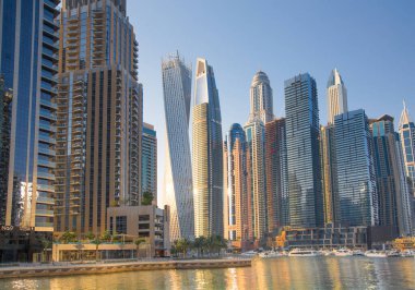 Dubai, BAE Birleşik Arap Emirlikleri - 29 Mayıs 2022: Günbatımında Dubai Marina gökdelenlerinin panoramik manzarası, günbatımında modern mimari