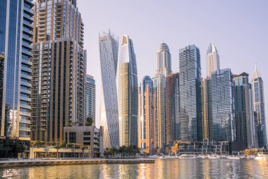 Dubai, BAE Birleşik Arap Emirlikleri - 29 Mayıs 2022: Günbatımında Dubai Marina gökdelenlerinin panoramik manzarası, günbatımında modern mimari