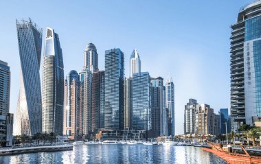 Dubai, BAE Birleşik Arap Emirlikleri - 29 Mayıs 2022: Günbatımında Dubai Marina gökdelenlerinin panoramik manzarası, günbatımında modern mimari