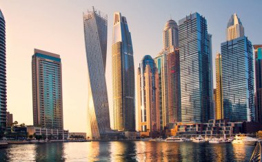 Dubai, BAE Birleşik Arap Emirlikleri - 29 Mayıs 2022: Günbatımında Dubai Marina gökdelenlerinin panoramik manzarası, günbatımında modern mimari